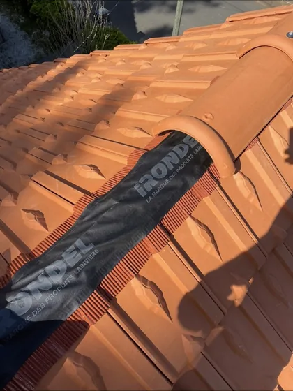Faîtage et closoir ventilé posés sur des tuiles neuves