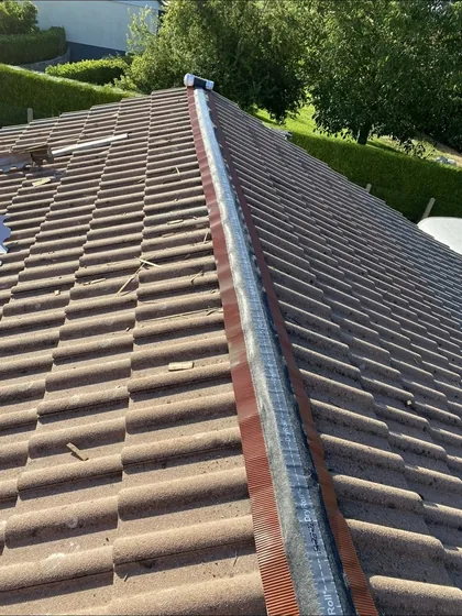 Faîtage refait avec closoir ventilé sur une toiture en tuiles