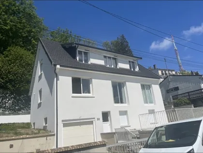 Gouttière et descente d'eaux pluviales sur une maison rénovée