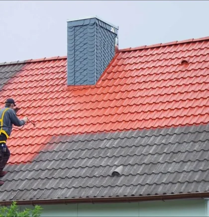 Application d'un traitement hydrofuge coloré sur une toiture