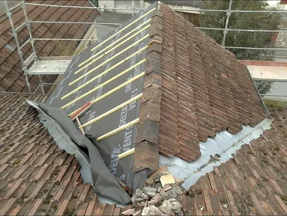 Écran pare-pluie et liteaunage posés sur un arêtier
