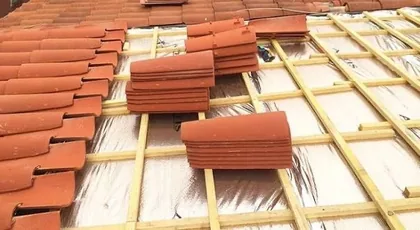 Pose de tuiles sur liteaux neufs et écran sous-toiture