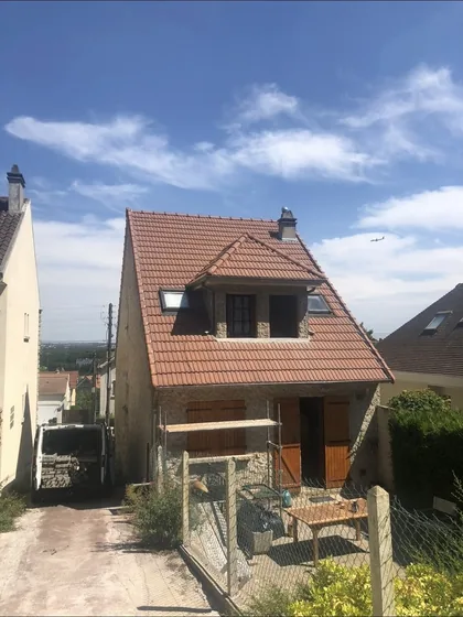 Maison en pierre recouverte de tuiles neuves