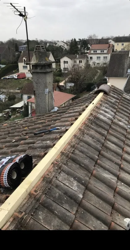 Réfection de faîtage avec panne neuve sur une toiture en tuiles