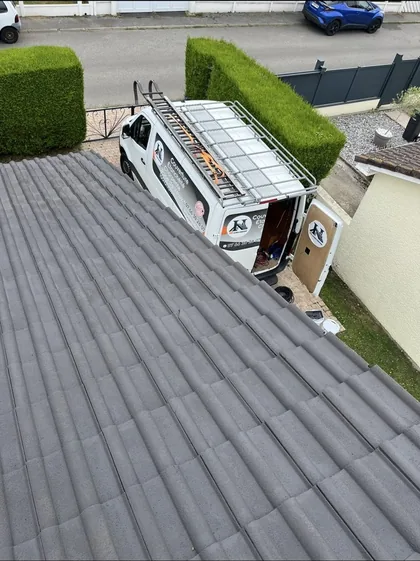 Toiture en tuiles béton terminée, vue depuis le faîtage
