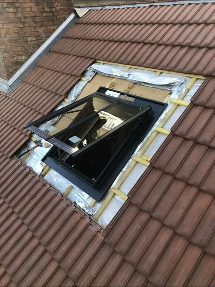 Fenêtre de toit posée avec raccord d'étanchéité en tuiles